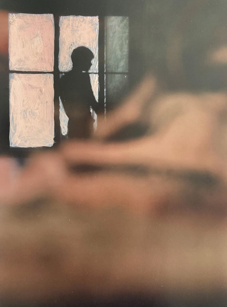 silhouet van jongen voor een raam. Raamopening is mixed media bewerking met verf op de foto. 